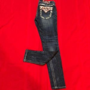Miss Me Sz 25 vintage style bedazzled jeans w/white Chinese stitching, EUC! 🔥